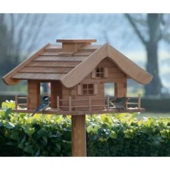 Vogelfutterhaus Almhütte Mit Liebevollen Details, Inkl. Ständer, FSC®, Ca. 56 X 46 X 35,5 Cm -Günstiges Gartenambiente Geschäft 0910101340 Vogelfutterhaus Almhuette inkl Staender FSCca56x46x35 5cm 2 60499