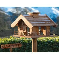 Vogelfutterhaus Almhütte Mit Liebevollen Details, Inkl. Ständer, FSC®, Ca. 56 X 46 X 35,5 Cm -Günstiges Gartenambiente Geschäft 0910101340 Vogelfutterhaus Almhuette inkl Staender FSCca56x46x35 5cm 7 60494