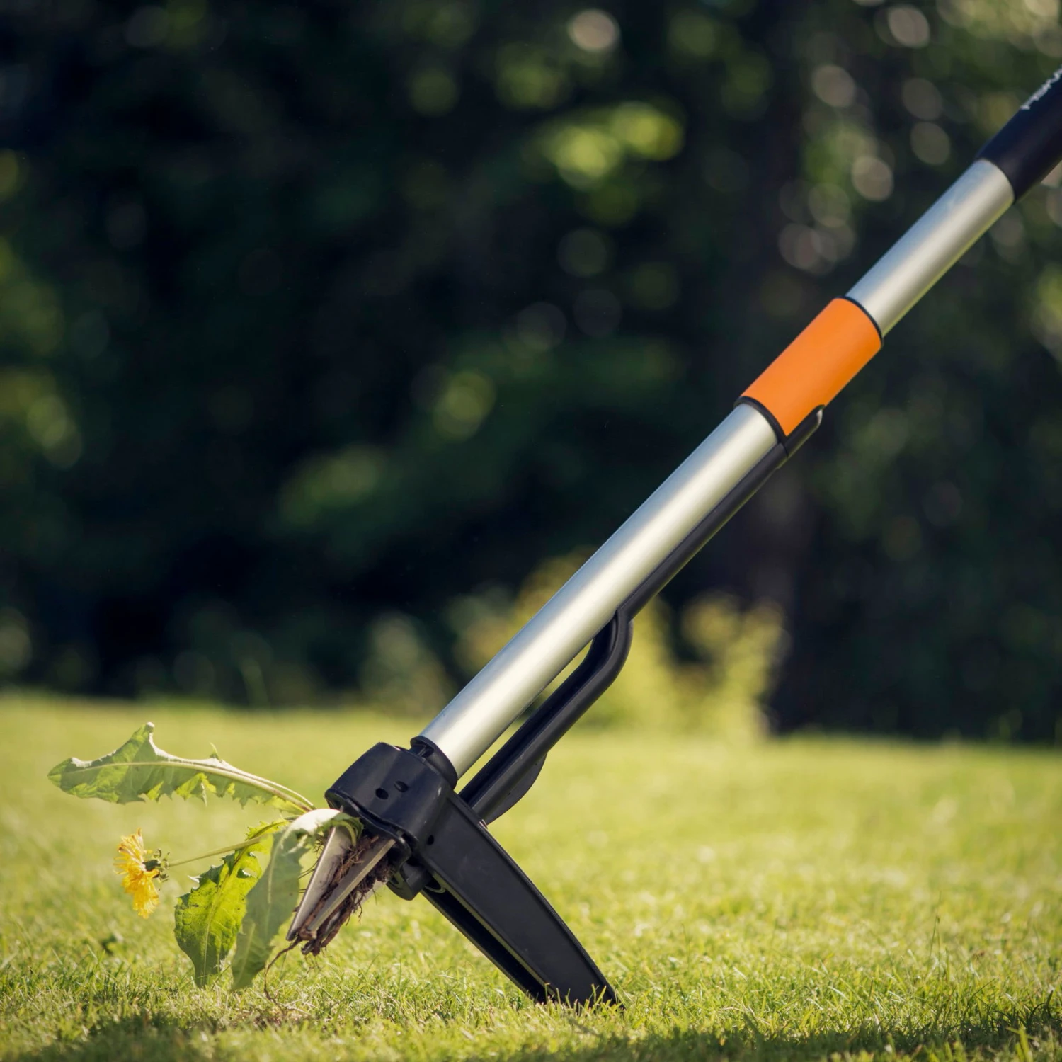Fiskars SmartFit Teleskop-Unkraut-Stecher, Schwarz/orange, Länge 99-119 Cm 2 Fiskars SmartFit Teleskop-Unkraut-Stecher, Schwarz/orange, Länge 99-119 Cm – Bild 2