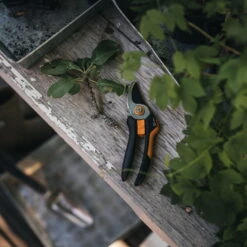 Fiskars Bypass-Schere 'Solid', Schwarz/orange -Günstiges Gartenambiente Geschäft 0920300708 Solid Bypass Gartenschere M 2 106804