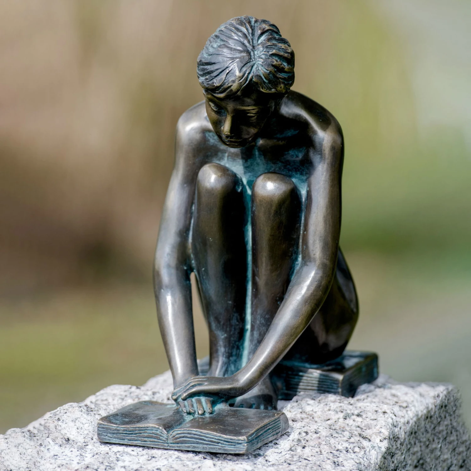 Mädchen Lesend, Iris, Braun, Bronze, H 25 X B12 X T20 Cm 1 Mädchen Lesend, Iris, Braun, Bronze, H 25 X B12 X T20 Cm