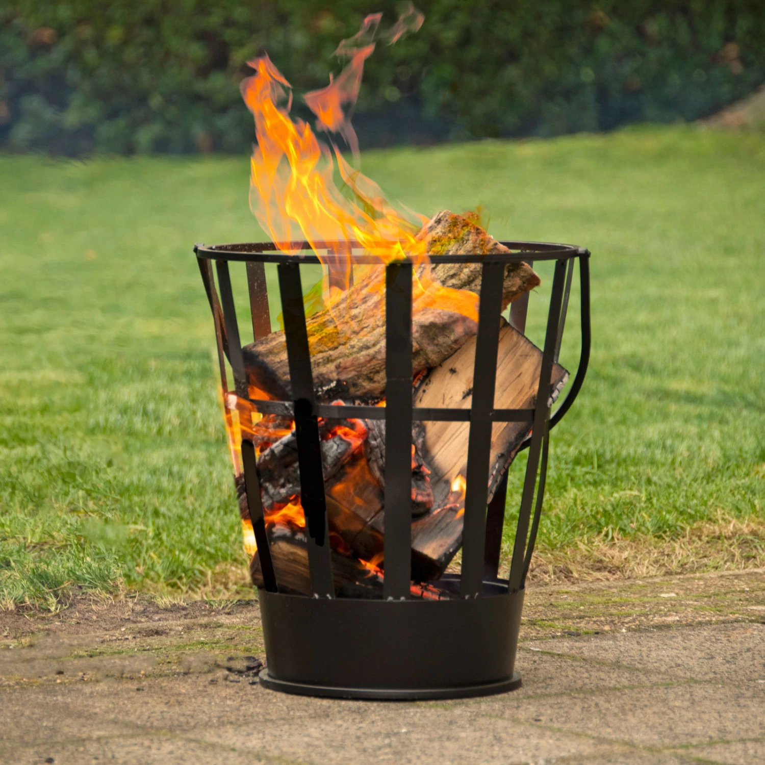 Feuereimer, Eisen, Ca. 37 X 35 X 40 Cm 1 Feuereimer, Eisen, Ca. 37 X 35 X 40 Cm